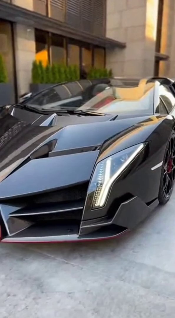 [Sora 2] Vidéo cinématographique ultra photoréaliste d’une Lamborghini Veneno Roadster noire, véhicule réel, ...