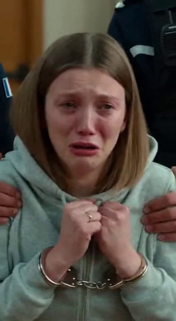 [Sora 2] Scène de tribunal français ultra-réaliste, ambiance solennelle et tendue.
Une jeune femme adulte, d... - Veo 3 AI video prompt thumbnail