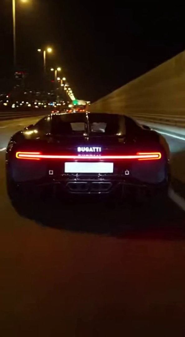 [Sora 2] Vidéo cinématographique ultra photoréaliste d’une Bugatti Chiron noire, véhicule réel, proportions e... - Veo 3 AI video prompt thumbnail