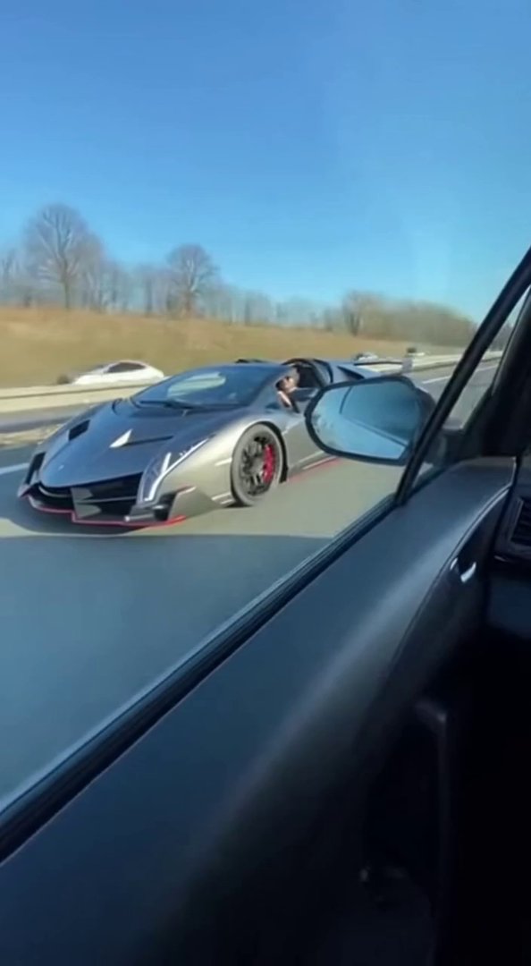 [Sora 2] 🚗 SCÈNE

Autoroute française en plein jour, ciel bleu dégagé.
La caméra filme depuis l’intérieur ...