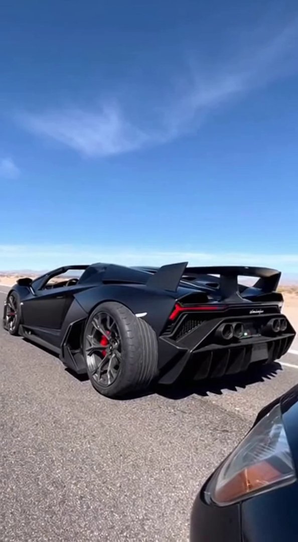 [Sora 2] Vidéo cinématographique ultra photoréaliste d’une Lamborghini Veneno Roadster noire, proportions exa... - Veo 3 AI video prompt thumbnail