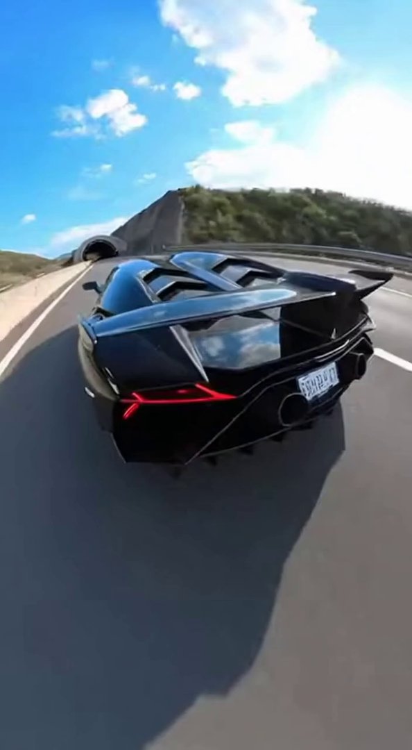 [Sora 2] Vidéo cinématographique ultra photoréaliste d’une Lamborghini Veneno Roadster noire, proportions exa... - Veo 3 AI video prompt thumbnail