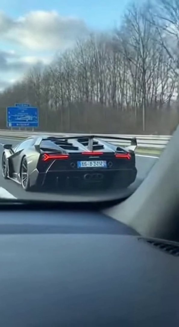 [Sora 2] Vidéo ultra réaliste, filmée en POV depuis une voiture qui suit une Lamborghini Veneno Roadster noir...